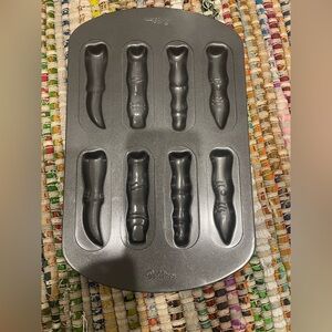 Wilson Spooky Finger Cookie Mold - Black
